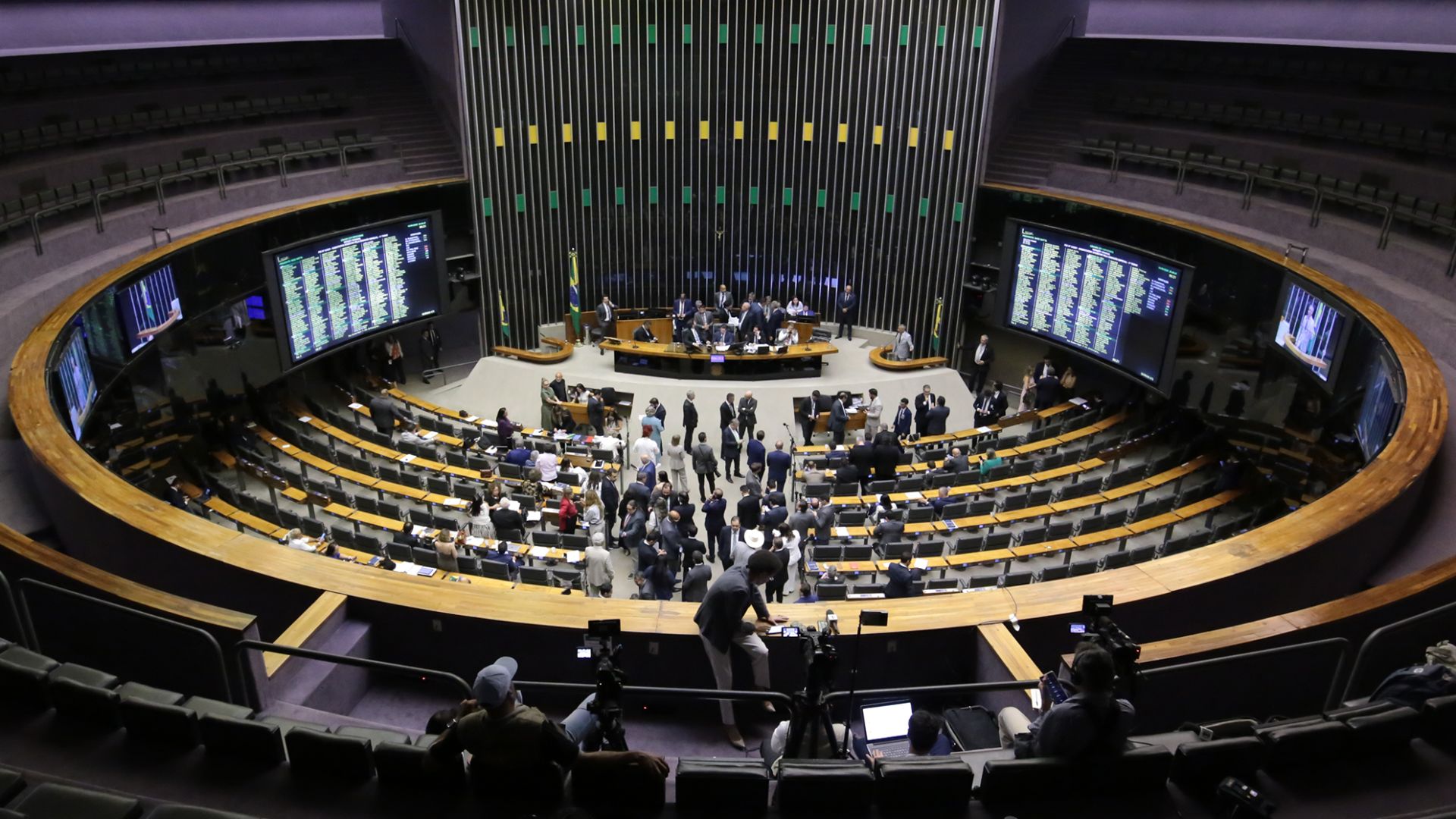 Imagem de capa da notícia: Câmara aprova PEC que altera prerrogativas parlamentares e inclui voto secreto